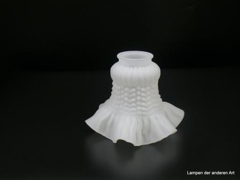 Jugendstil Lampenschirm gebraucht, Glas satiniert, rauher Grund, gewölbter Teil mit Stäbchen, senkrechte Girlanden aus Noppenmuster und gespreizten Herzen auf konischem Schirmteil, Umrandung nach außen gezogen und gefaltet, D: 16cm, H: 13cm, Griffrand 6cm