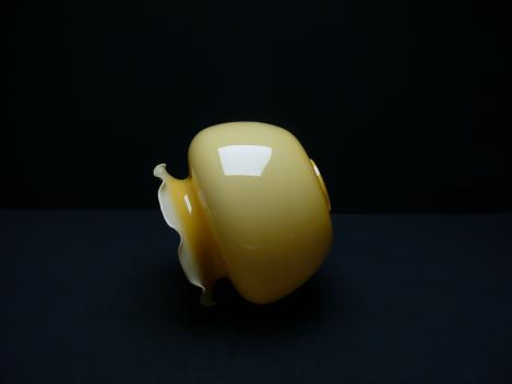 Jugendstil Lampenschirm gebraucht, Glas gelb, Oberteil annähernd kugelförmig, im unteren Teil stark eingeschnürter nach außen gezogener gekniffener Rand, Ersatzglas für Nostalgie Lampen D: 16cm, H: 14cm, ohne Griffrand Loch 45mm, liegend