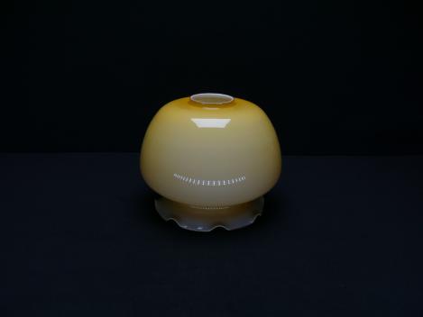 Jugendstil Lampenschirm gebraucht, Glas gelb, Oberteil annähernd kugelförmig, im unteren Teil stark eingeschnürter nach außen gezogener gekniffener Rand, Ersatzglas für Nostalgie Lampen D: 16cm, H: 14cm, ohne Griffrand Loch 45mm