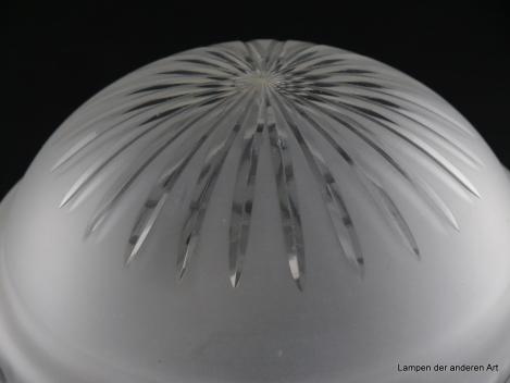 Jugendstil Lampenschirm gebraucht, Glas grau satiniert, Kugel, Wandung mittig eingeschnürt, zwischen Schulter und Einschnürung durchgehendes Schliffmuster, Griffrand 12,5cm,  Detail Wölbung im Unterteil Dekor Strahlenschliff