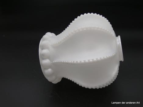 Jugendstil Lampenschirm gebraucht, Glas opal weiß in Form einer Krone, an den senkrechten Kanten mit kleinen Noppen belegt, Umrandung bildet ein Kugelnoppenband, Nostalgieglas D: 16cm, H: 16cm, Griffrand 6cm, liegend