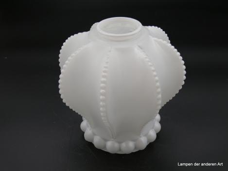 Jugendstil Lampenschirm gebraucht, Glas opal weiß in Form einer Krone, an den senkrechten Kanten mit kleinen Noppen belegt, Umrandung bildet ein Kugelnoppenband, Nostalgieglas D: 16cm, H: 16cm, Griffrand 6cm