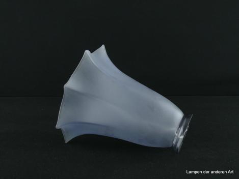 Jugendstil Lampenschirm gebraucht, schmale langgezogene Blüte in lavendelblau, Glas satiniert, ab der Mitte zum Rand gekantete Wandung, leicht nach außen gezogen, Nostalgie Ersatzglas D: 16cm, H: 17cm, Glashalter Griffrand 6cm, liegend