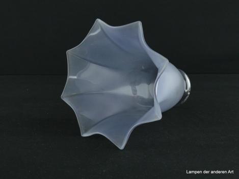 Jugendstil Lampenschirm gebraucht, schmale langgezogene Blüte in lavendelblau, Glas satiniert, ab der Mitte zum Rand gekantete Wandung, leicht nach außen gezogen, Nostalgie Ersatzglas D: 16cm, H: 17cm, Glashalter Griffrand 6cm, von unten