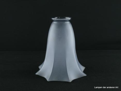 Jugendstil Lampenschirm gebraucht, schmale langgezogene Blüte in lavendelblau, Glas satiniert, ab der Mitte zum Rand gekantete Wandung, leicht nach außen gezogen, Nostalgie Ersatzglas D: 16cm, H: 17cm, Glashalter Griffrand 6cm