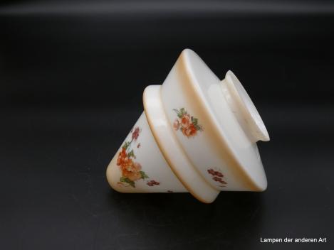Jugendstil Lampenschirm gebraucht, geschlossener Kegel im oberen Drittel getreppt und beige abgesetzt, weiß mit Blumendekor an der oberen und unteren Wandungszone, Schirmspitze beige, Ersatzglas D: 16cm, H: 17cm, Griffrand 8cm, liegend