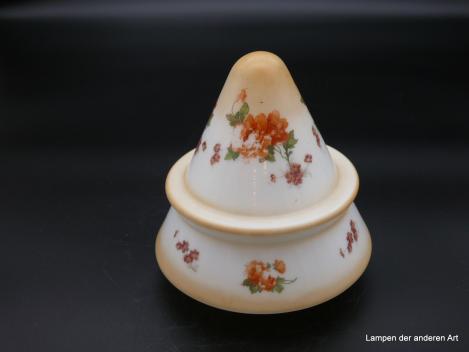 Jugendstil Lampenschirm gebraucht, geschlossener Kegel im oberen Drittel getreppt und beige abgesetzt, weiß mit Blumendekor an der oberen und unteren Wandungszone, Schirmspitze beige, Ersatzglas D: 16cm, H: 17cm, Griffrand 8cm