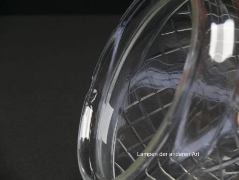 Preview: antiker Jugendstil Lampenschirm gebraucht, Klarglas, Zapfenform spitz zulaufend, in die Oberfläche geschliffene Quadrate und Strahlen zur Lichtbrechung - diese geben dem Glas seinen Glanz, Nostalgie Ersatzglas D: ca.16cm, H: ca.18cm, Griffrand 15cm, Detai