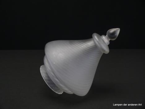 außergewöhlicher Schirm, spitzovaler Glaskörper grau satiniert, mündet in einem spitzen Zapfen, spiralförmig gedrehtes Glas
