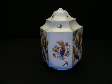 Jugendstil Lampenschirm gebraucht, Glas opal weiß, gekantet, auf allen rechteckigen Flächen mit majestätischen Vögeln farbenfroh dekoriert, einzelne kleine Tiere schmücken die Felder am unteren Rand, Ersatzglas D: 16cm, H: 23cm, Griffrand 10cm, Dekor