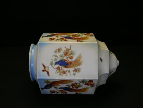 Lampenschirm gebraucht, Glas opal weiß, gekantet, auf allen rechteckigen Flächen mit majestätischen Vögeln farbenfroh dekoriert, einzelne kleine Tiere schmücken die Felder am unteren Rand, Ersatzglas D: 16cm, H: 23cm, Griffrand 10cm