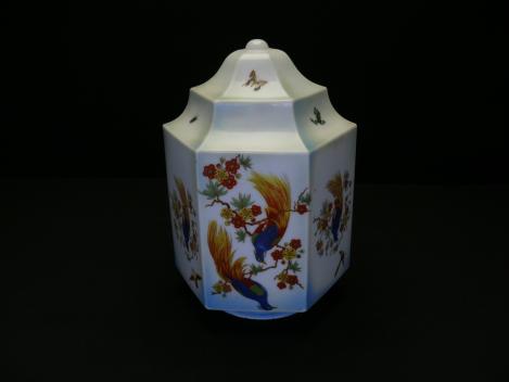Jugendstil Lampenschirm gebraucht, Glas opal weiß, gekantet, auf allen rechteckigen Flächen mit majestätischen Vögeln farbenfroh dekoriert, einzelne kleine Tiere schmücken die Felder am unteren Rand, Ersatzglas D: 16cm, H: 23cm, Griffrand 10cm