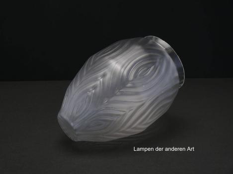 antiker Jugendstil Lampenschirm gebraucht, satiniert grau, Zapfenform, reliefierte Oberfläche - stilisierte Pfauenfedern, kreisrunder flacher Schirmboden, Nostalgie Ersatzschirm, liegend
