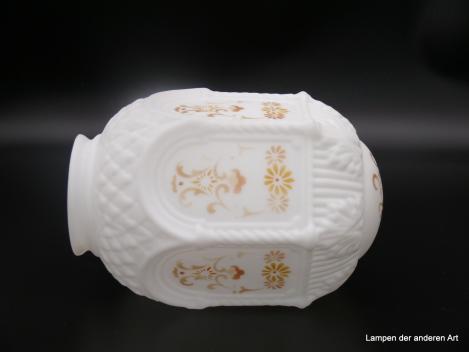 Jugendstil Lampenschirm gebraucht, Glas weiß, matte Oberfläche, oberes Schirmteil mit reliefierten Schuppen, mittlere Wandungszone  aus sechs Bogenfenstern auf Säulen mit Spritzdekor in gold/gelb/orange, Ersatzglas D: 16cm, H: 24cm, Griffrand 10cm liegend