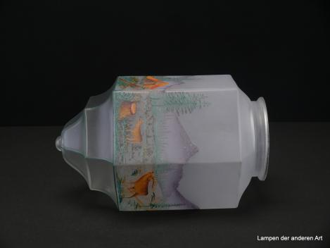 antiker Jugendstil Lampenschirm gebraucht, Glas grau satiniert, kantiger Zapfenschirm, umlaufendes Dekor Bergszene bestehend aus Berghütte, Tieren, Bäumen in den Farben braun, grün und grau, Nostalgie Ersatzschirm, Griffrand 10cm, liegend