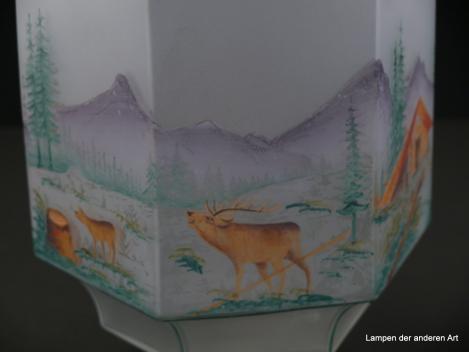 antiker Jugendstil Lampenschirm gebraucht, Glas grau satiniert, kantiger Zapfenschirm, umlaufendes Dekor Bergszene bestehend aus Berghütte, Tieren, Bäumen in den Farben braun, grün und grau, Nostalgie Ersatzschirm, Griffrand 10cm, Detail Bergszene