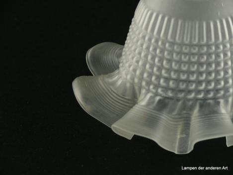 Jugendstil Lampenschirm gebraucht, grau satiniert, stilisierte Blütenform, Glasoberfläche strukturiert, Nostalgie Ersatzschirm D: ca.16cm, H: ca.10cm, Glashalter Griffrand 6cm, Detail herstellungsbedingte Glaseinschlüsse