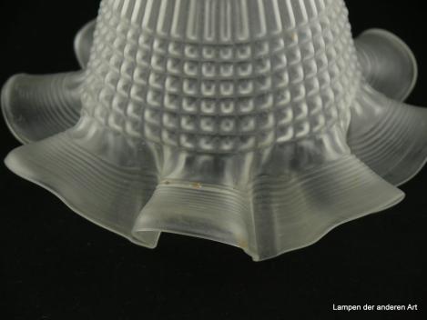 Jugendstil Lampenschirm gebraucht, grau satiniert, stilisierte Blütenform, Glasoberfläche strukturiert, Nostalgie Ersatzschirm D: ca.16cm, H: ca.10cm, Glashalter Griffrand 6cm, herstellungsbedingte Glaseinschlüsse
