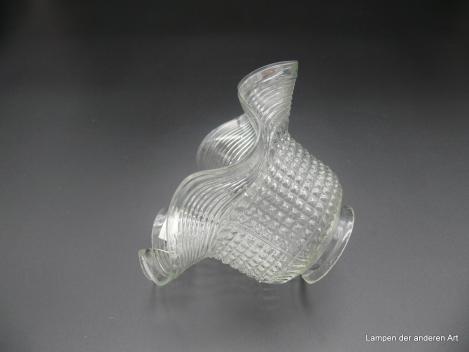 Jugendstil Lampenschirm gebraucht, schlanke Blütenform, Klarglas, strukturierte Oberfläche mit Noppen und Rillen, nach außen gezogener gekniffener Rand, D: 16cm, H: 10cm, Griffrand 6cm liegend