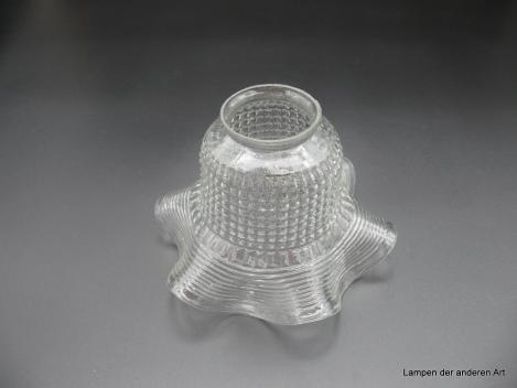 Jugendstil Lampenschirm gebraucht, schlanke Blütenform, Klarglas, strukturierte Oberfläche mit Noppen und Rillen, nach außen gezogener gekniffener Rand, D: 16cm, H: 10cm, Griffrand 6cm
