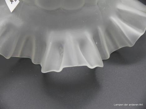 Jugendstil Lampenschirm gebraucht, Blütenkelchform mit reliefierter Oberfläche in Form von Ovalen im konvexen oberen Teil, ausgestellter Rand mit kleinen und größeren Kniffen, Glas grau satiniert,  H: 10cm, D: 16cm, Griffrand: 6cm, Detail Rand