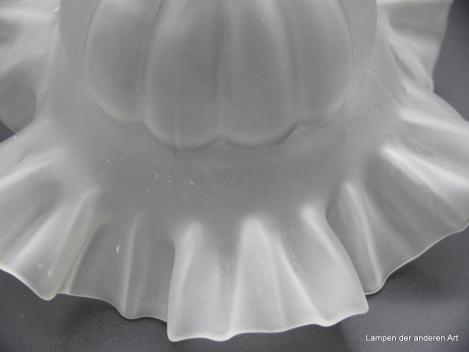 Jugendstil Lampenschirm gebraucht, Blütenkelchform mit reliefierter Oberfläche in Form von Ovalen im konvexen oberen Teil, ausgestellter Rand mit kleinen und größeren Kniffen, Glas grau satiniert,  H: 10cm, D: 16cm, Griffrand: 6cm, Detail Kniffe