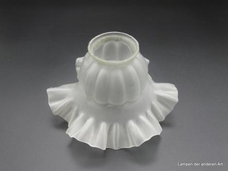 Jugendstil Lampenschirm gebraucht, Blütenkelchform mit reliefierter Oberfläche in Form von Ovalen im konvexen oberen Teil, ausgestellter Rand mit kleinen und größeren Kniffen, Glas grau satiniert,  H: 10cm, D: 16cm, Griffrand: 6cm