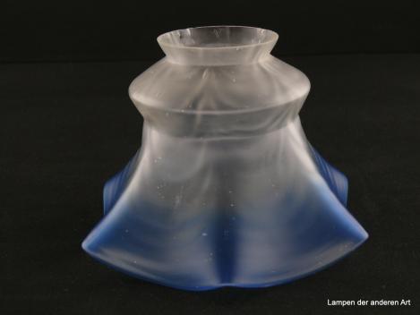 Jugendstil Lampenschirm gebraucht, Glaskörper von der Schulter abwärts grau satiniert und mit einem breiten Band in blauer Farbe abschließend, kantig ausgeformter Zylinder, Oberfläche in leichter Wellenstruktur, Nostalgie Ersatzschirm, Griffrand 6cm