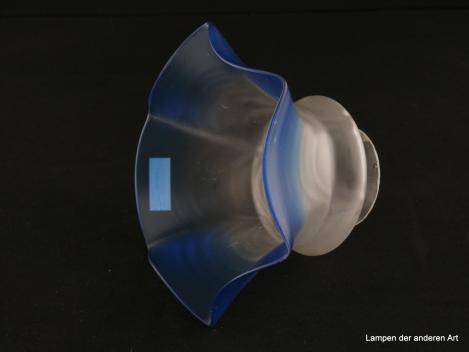 Jugendstil Lampenschirm gebraucht, Glaskörper von der Schulter abwärts grau satiniert und mit einem breiten Band in blauer Farbe abschließend, kantig ausgeformter Zylinder, Oberfläche in leichter Wellenstruktur, Nostalgieschirm, Glashalterand 6cm, liegend