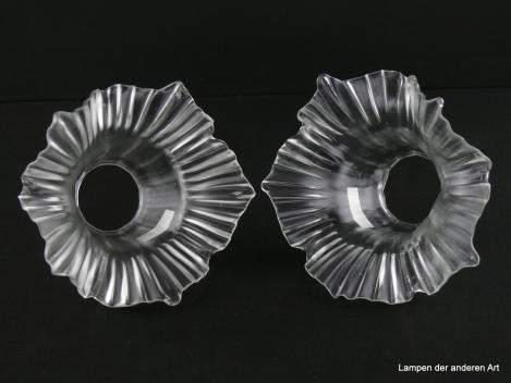 2-er Set Jugendstil Lampenschirm gebraucht, Glas transparent, gerader Zylinder, fünf spitz ausgezogene stilisierte Blütenblätter plissiert, Nostalgieglas Ersatzschirm für alte Lampen, D: ca.16cm, H: ca.10cm, Glashalter Griffrand 6cm, liegend