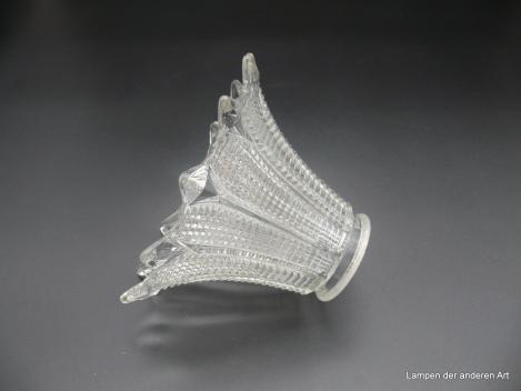Art Deco Lampenschirm gebraucht, Pressglas/klar, konisch geweiteter schlanker Lampenkörper, reliefierte Wandung, Rauten bilden gezackten Abschlussrand, Ersatzglas D: 16cm, H: 11cm, Griffrand 6cm liegend
