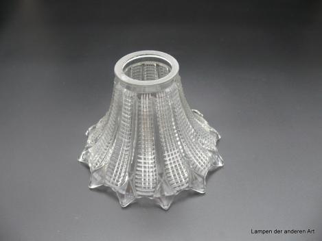 Art Deco Lampenschirm gebraucht, Pressglas/klar, konisch geweiteter schlanker Lampenkörper, reliefierte Wandung, Rauten bilden gezackten Abschlussrand, Ersatzglas D: 16cm, H: 11cm, Griffrand 6cm