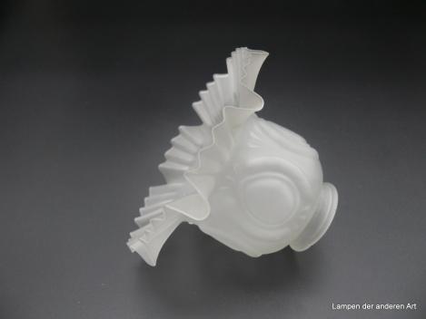 Jugendstil Lampenschirm gebraucht, Blütenform, Glas satiniert grau, zylindrischer Körper mit vierfachem Rapport reliefierter Tropfen, ausgestellter Rand mit zwei sich abwechselnden Kniffarten, D: 16cm, H: 11cm, Griffrand 6cm liegend