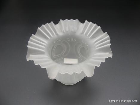 Jugendstil Lampenschirm gebraucht, Blütenform, Glas satiniert grau, zylindrischer Körper mit vierfachem Rapport reliefierter Tropfen, ausgestellter Rand mit zwei sich abwechselnden Kniffarten, D: 16cm, H: 11cm, Griffrand 6cm von innen