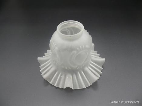 Jugendstil Lampenschirm gebraucht, Blütenform, Glas satiniert grau, zylindrischer Körper mit vierfachem Rapport reliefierter Tropfen, ausgestellter Rand mit zwei sich abwechselnden Kniffarten, D: 16cm, H: 11cm, Griffrand 6cm