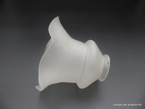 Jugendstil Lampenschirm gebraucht, floral geformter Glaskörper satiniert grau, bauchiger Kelch durch Einschnürung vom aufgebogenen Teil mit den gekniffenen Blütenblättern abgeteilt, Ersatzglas D: 16cm, H: 13cm, Griffrand 6cm, liegend