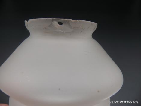 Jugendstil Lampenschirm gebraucht, floral geformter Glaskörper satiniert grau, bauchiger Kelch durch Einschnürung vom aufgebogenen Teil mit den gekniffenen Blütenblättern abgeteilt, Ersatzglas D: 16cm, H: 13cm, Griffrand 6cm, am Griffrand Chips