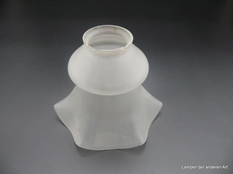 Jugendstil Lampenschirm gebraucht, floral geformter Glaskörper satiniert grau, bauchiger Kelch durch Einschnürung vom aufgebogenen Teil mit den gekniffenen Blütenblättern abgeteilt, Ersatzglas D: 16cm, H: 13cm, Griffrand 6cm