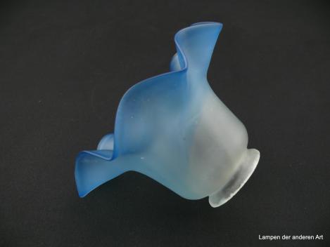 Jugendstil Lampenschirm gebraucht, Glas glockenförmig, grau/blau satiniert, obere Wandungszone grau, steigert sich zum aufgebogenen gekniffenen Rand hin ins Blau, Ersatzschirm H: 9,5cm, D: 16cm, Glashalter Griff-Rand 6cm, liegend