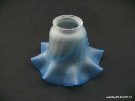 Jugendstil Lampenschirm gebraucht, Glas glockenförmig, grau/blau satiniert, obere Wandungszone grau, steigert sich zum aufgebogenen gekniffenen Rand hin ins Blau, Ersatzschirm H: 9,5cm, D: 16cm, Glashalter Griff-Rand 6cm