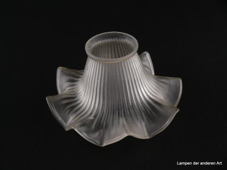 2-er Set Jugendstil Lampenschirm gebraucht, Glas grau satiniert, gerillte Wandung, in Dreieckform aufgezogener Abschlussrand, stilisierte Blüte, Nostalgie Ersatzglas, D: ca. 17cm, H: ca.8cm, Glashalter Griffrand 6cm, einzeln