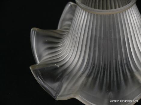 2-er Set Jugendstil Lampenschirm gebraucht, Glas grau satiniert, gerillte Wandung, in Dreieckform aufgezogener Abschlussrand, stilisierte Blüte, Nostalgie Ersatzglas, D: ca. 17cm, H: ca.8cm, Glashalter Griffrand 6cm, Detail Glasfehler