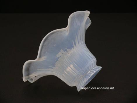 antiker Jugendstil Lampenschirm, gebraucht, milchiger Grund, leicht reliefierte Oberfläche, florale Form, Nostalgie Ersatzglas, D: ca.17cm, H: ca.8cm, Glashalter Griffrand 6cm, seitlich
