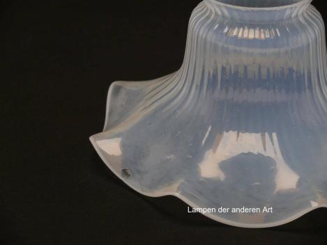 antiker Jugendstil Lampenschirm, gebraucht, milchiger Grund, leicht reliefierte Oberfläche, florale Form, Nostalgie Ersatzglas, D: ca.17cm, H: ca.8cm, Glashalter Griffrand 6cm, Detail Chip am Rand
