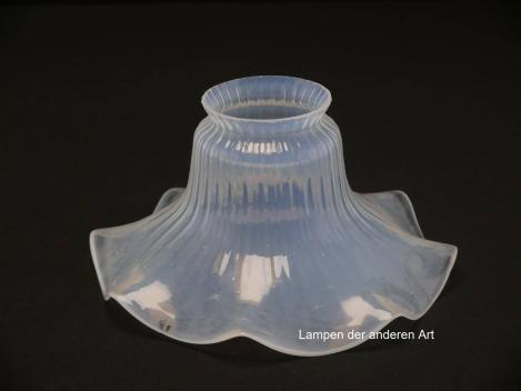antiker Jugendstil Lampenschirm, gebraucht, milchiger Grund, leicht reliefierte Oberfläche, florale Form, Nostalgie Ersatzglas, D: ca.17cm, H: ca.8cm, Glashalter Griffrand 6cm