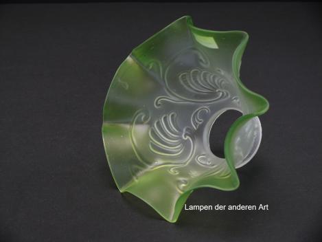 antiker Jugendstil Lampenschirm gebraucht, geweiteter Glaszylinder grau satiniert, Oberfläche Dekor aufgeworfen, aufgezogener gekniffener Rand grün, Nostalgie Ersatzglas, D: ca.17cm, H: ca.10cm, Glashalter Griffrand Ø 6cm, liegend