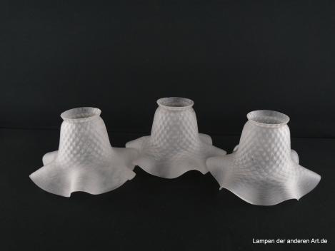 3-er Set Jugendstil Lampenschirm gebraucht, Glas grau satiniert, stilisierte Blüte, reliefierte Rhomben auf der zylindrischen Wandung, Nostalgie Ersatzglas, D: ca.17m, H: ca.10cm, Glashalter Griffrand 6cm, leichte Gebrauchsspuren