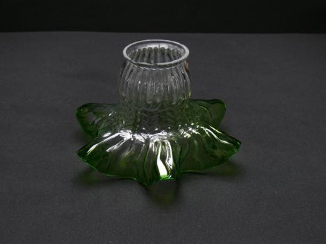 Jugendstil Lampenschirm gebraucht, zylindrischer Körper, profilierte Wandung, obere Zone farbloses Klarglas, untere Zone in grün, nach außen gezogen und gewellt,  Nostalgieglas D: 17cm H: 10cm, Griffrand Glashalter 6cm