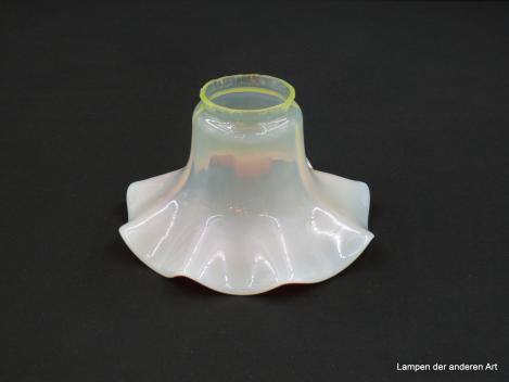 Jugendstil Lampenschirm gebraucht, Glas außen milchig gelblich, innere Wandung vom Hals zum Rand im Farbverlauf vom blassen zum satten Rosé, untere Zone nach außen gezogen und in vertikalen Wellen auslaufend, Glashalter Griffrand 6cm