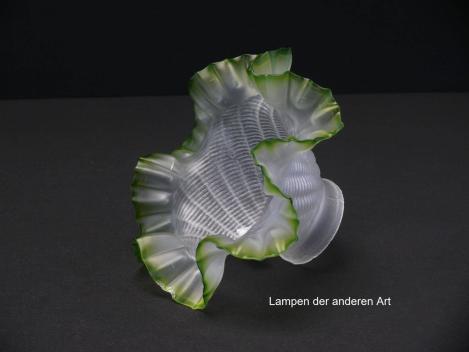 Jugendstil Lampenschirm gebraucht, Glas grau satiniert, gewellter Rand grün auslaufend, Wandung reliefiert, Nostalgie Ersatzglas für alte Lampen D: ca.17cm, H: ca.10cm, Glashalterand Griffrand 6cm, seitlich